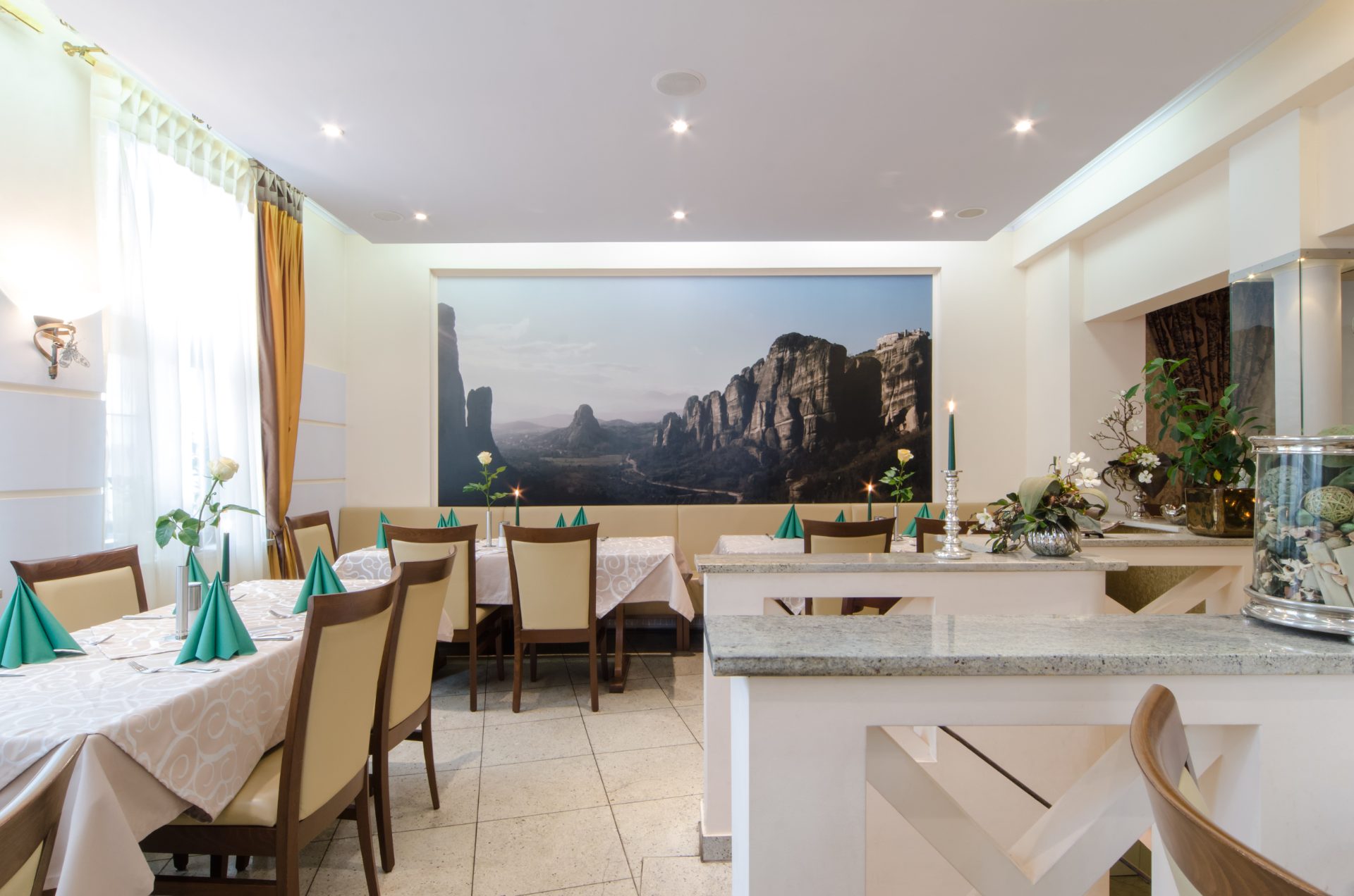 Gastraum mit Wandbild der Meteora-Klöster – Restaurant Nürnberg