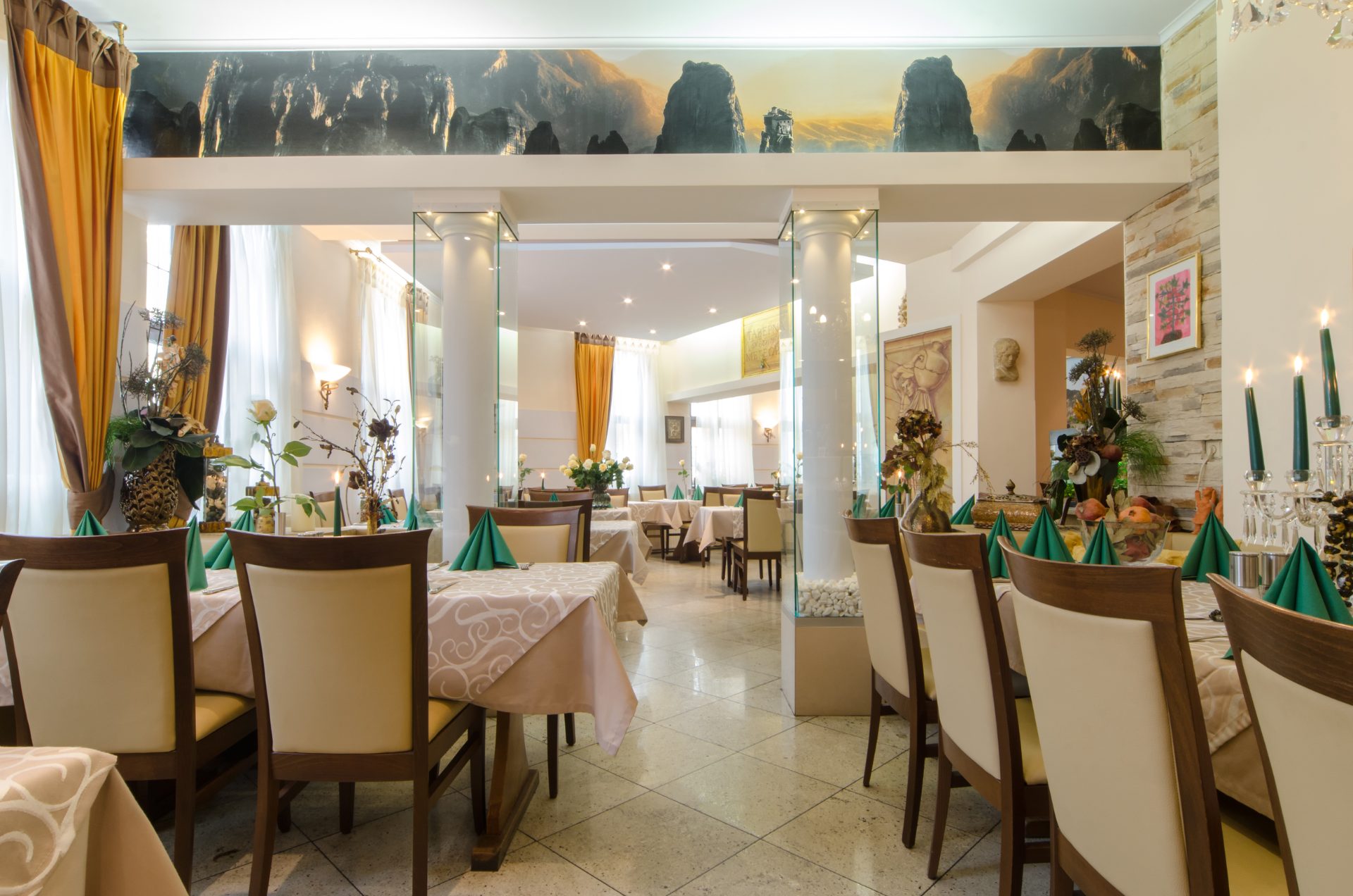 Großer Gastraum mit Säulen im griechischen Restaurant Taverna Meteora Nürnberg