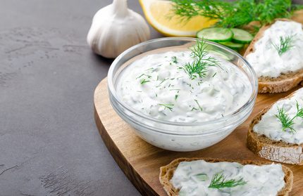 Hausgemachtes Tzatziki – griechische Vorspeise in der Taverna Meteora Nürnberg